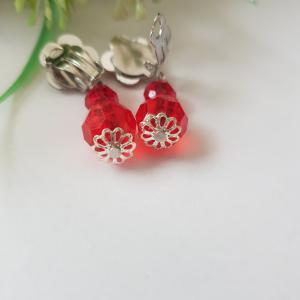 Virág díszes, piros színű klipszes fülbevaló