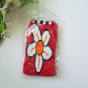 Virág mintás, piros színű, retro textil telefontok nyakba akasztható zsinórral