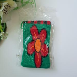 Virág mintás, zöld színű, retro textil telefontok nyakba akasztható zsinórral