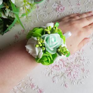 Zöld-fehér színű rózsás, gyöngyös csuklódísz