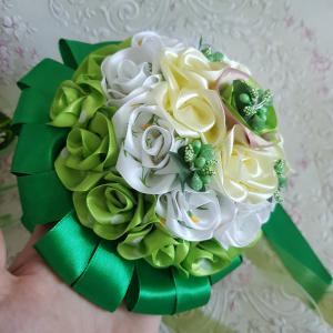 Zöld-krém-fehér színű szatén menyasszonyi örökcsokor és gyűrűtartó szett