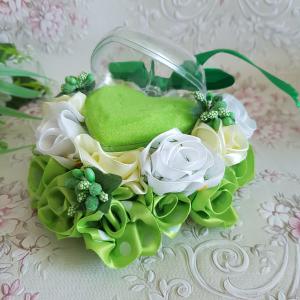 Zöld-krém-fehér színű szatén menyasszonyi örökcsokor és gyűrűtartó szett