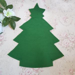 Zöld színű karácsonyfa alakú ajándék csomagolás borosüvegre