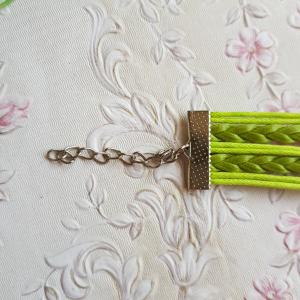 Zöld színű műbőr karkötő fém díszekkel - pillangó, végtelen jel, horgony