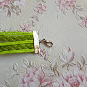 Zöld színű műbőr karkötő fém díszekkel - pillangó, végtelen jel, horgony