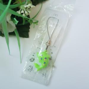 Zöld színű, pöttyös, delfin alakú mobildísz, függődísz, táskadísz