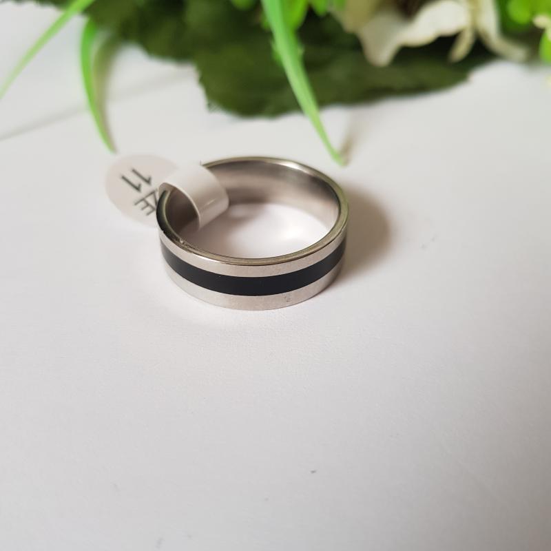 Ezüstszínű, fekete csíkos karikagyűrű