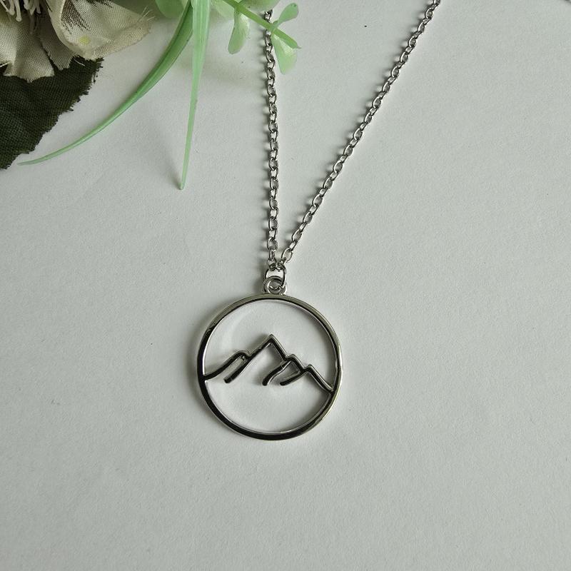 Ezüstszínű hegy motívumos körmedálos nyaklánc