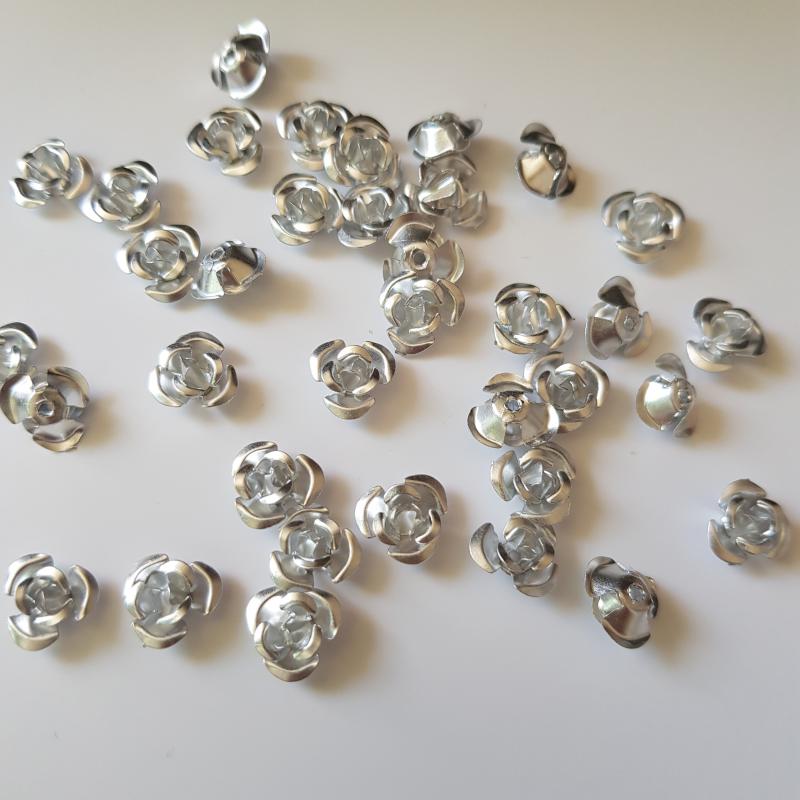 Ezüstszínű miniatűr fém rózsa dísz, díszítő elem