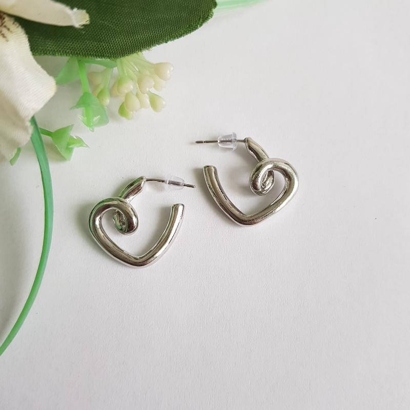 Ezüstszínű szív alakú fülbevaló