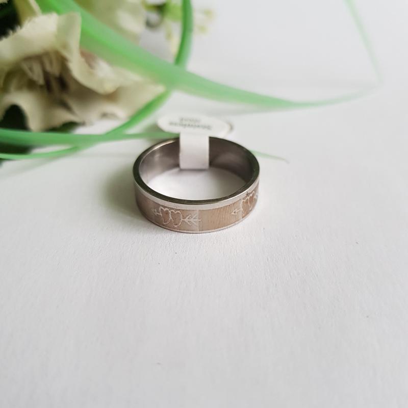 Ezüstszínű, szív mintás mattított gyűrű