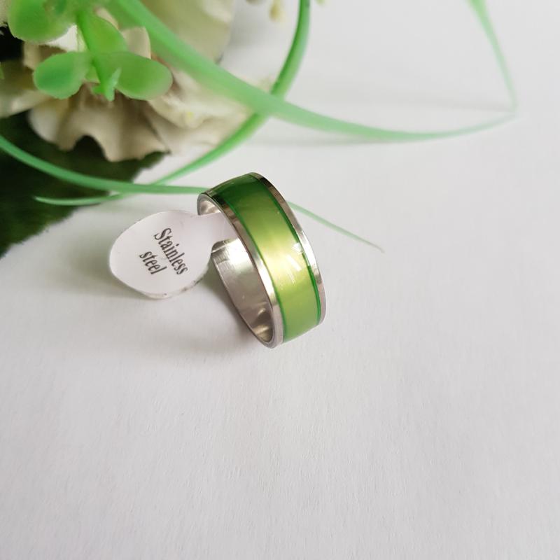 Ezüstszínű, zöld csíkos gyűrű