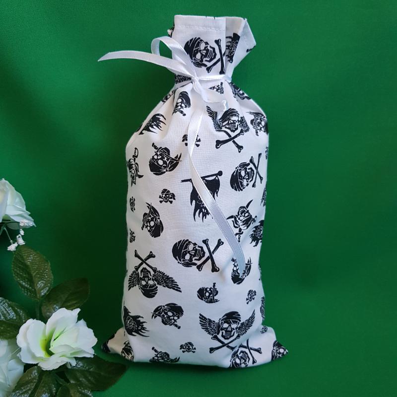 Fehér alapon kalóz mintás mikulás zsák, textil ajándéktasak