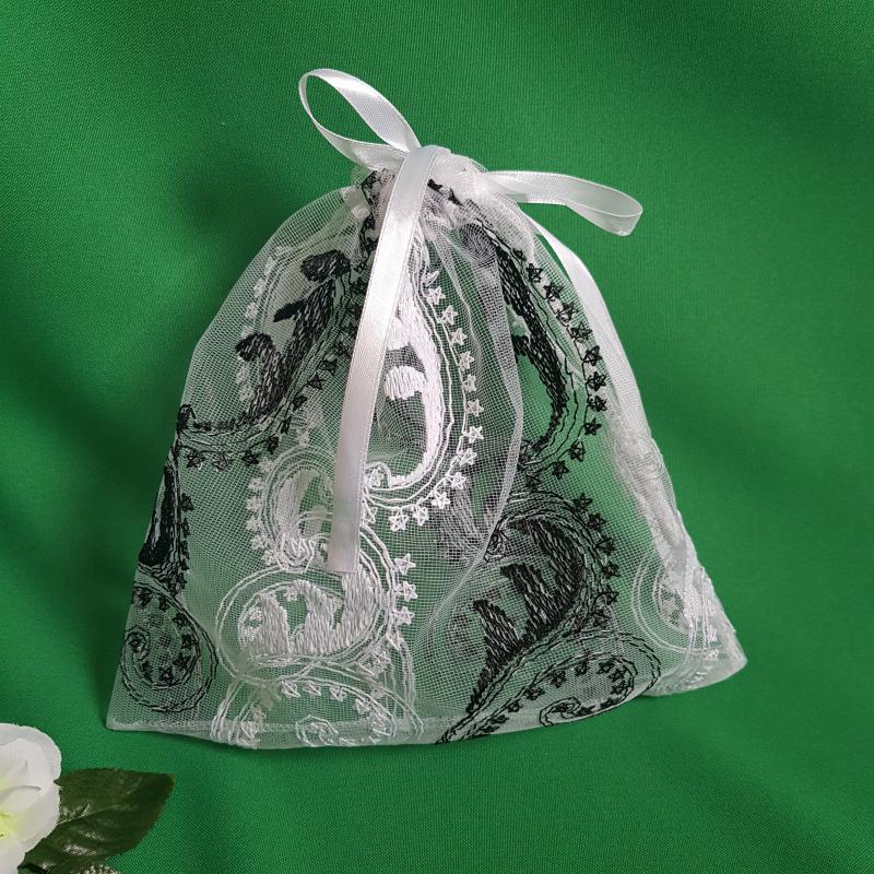 Fehér-fekete hímzett, csillogós zsák, textil ajándéktasak