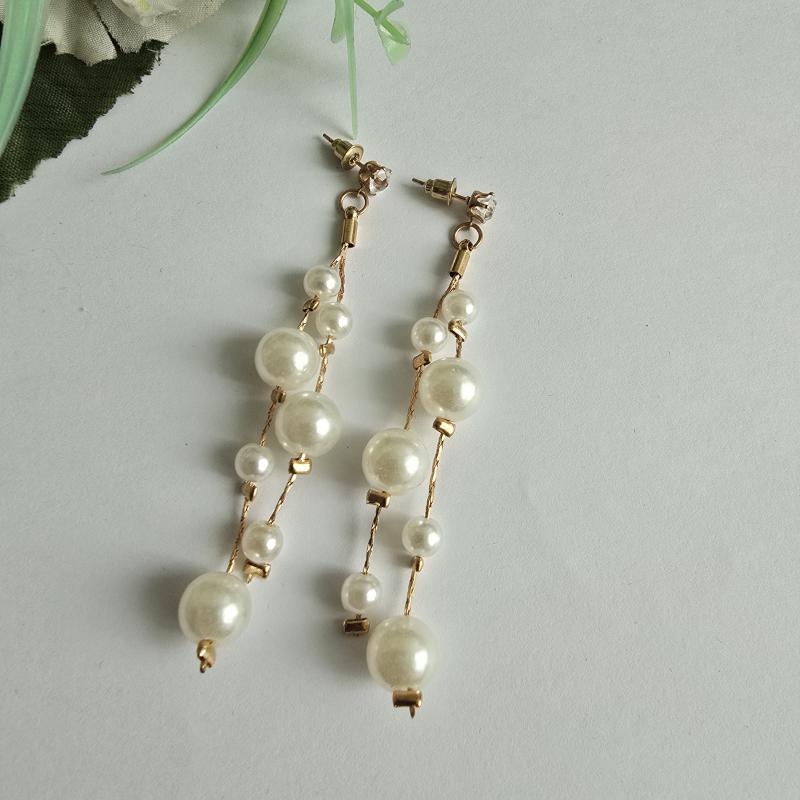 Fehér gyöngyös, apró strasszköves, aranyszínű hosszú lógós fülbevaló