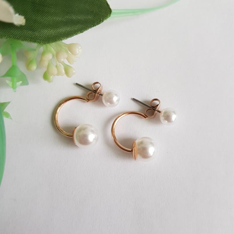 Fehér gyöngyös, aranyszínű félkarika fülbevaló