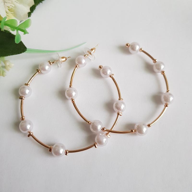 Fehér gyöngyös, aranyszínű karika fülbevaló