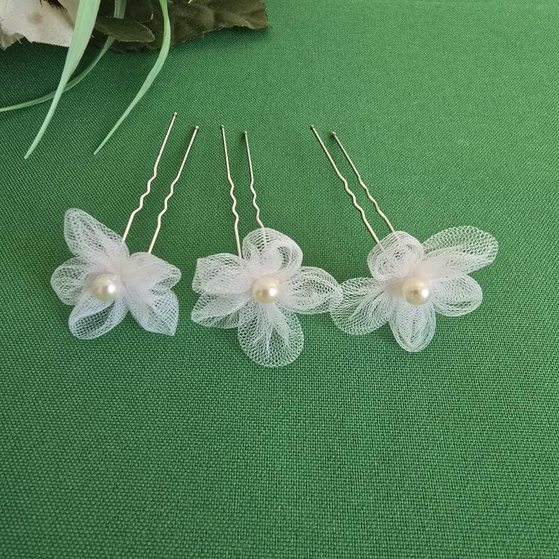 Fehér gyöngyös, fehér színű tüll virágos hajtű, hajdísz