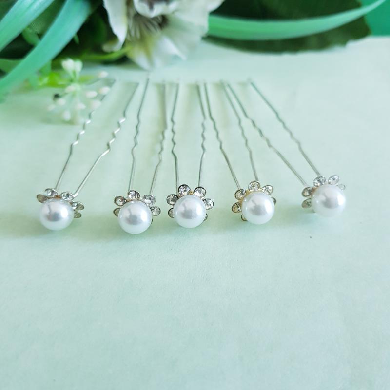 Fehér gyöngyös, strasszköves, virág alakú hajtű, hajdísz