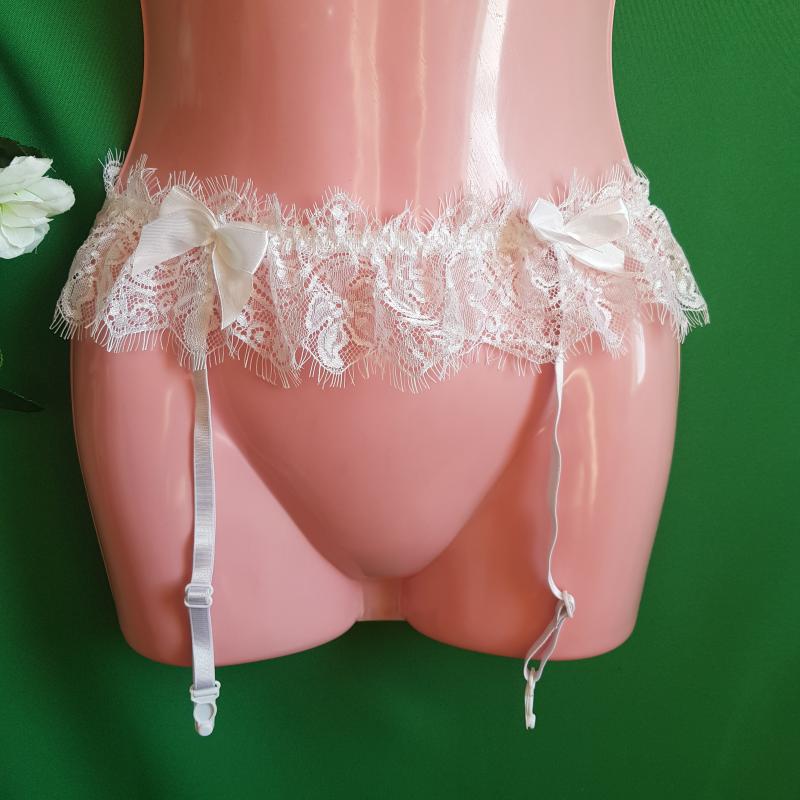 Fehér színű csipkés, masnis harisnyatartó