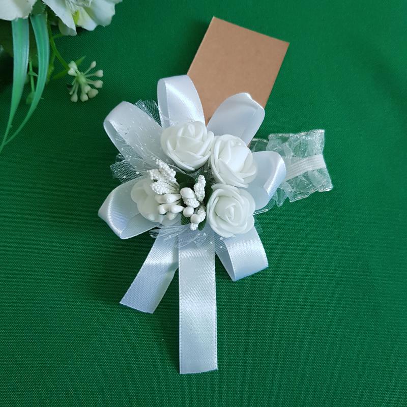 Fehér színű rózsás, gyöngyös rugalmas csuklódísz