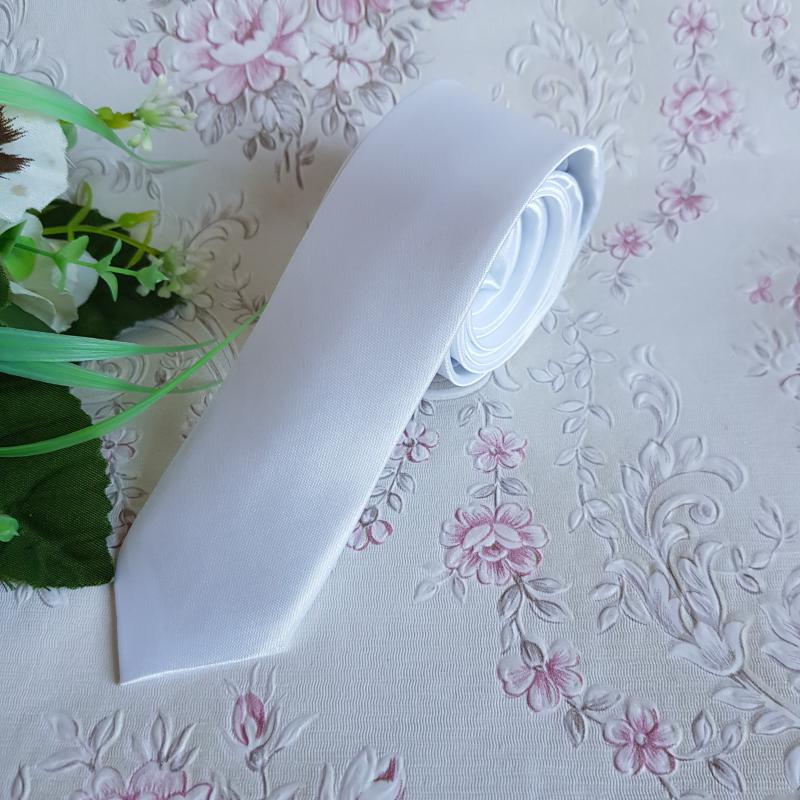 Fehér színű vékonyított szatén nyakkendő, slim nyakkendő