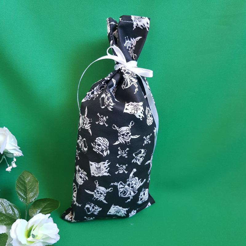 Fekete alapon kalóz mintás mikulás zsák, textil ajándéktasak