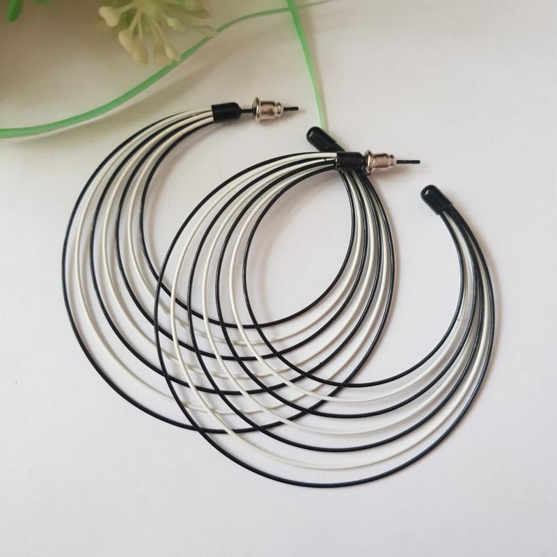 Fekete-fehér színű karika fülbevaló