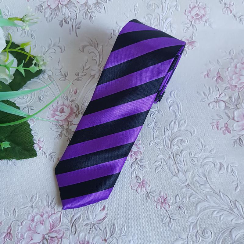Fekete-lila csíkos vékonyított szatén nyakkendő