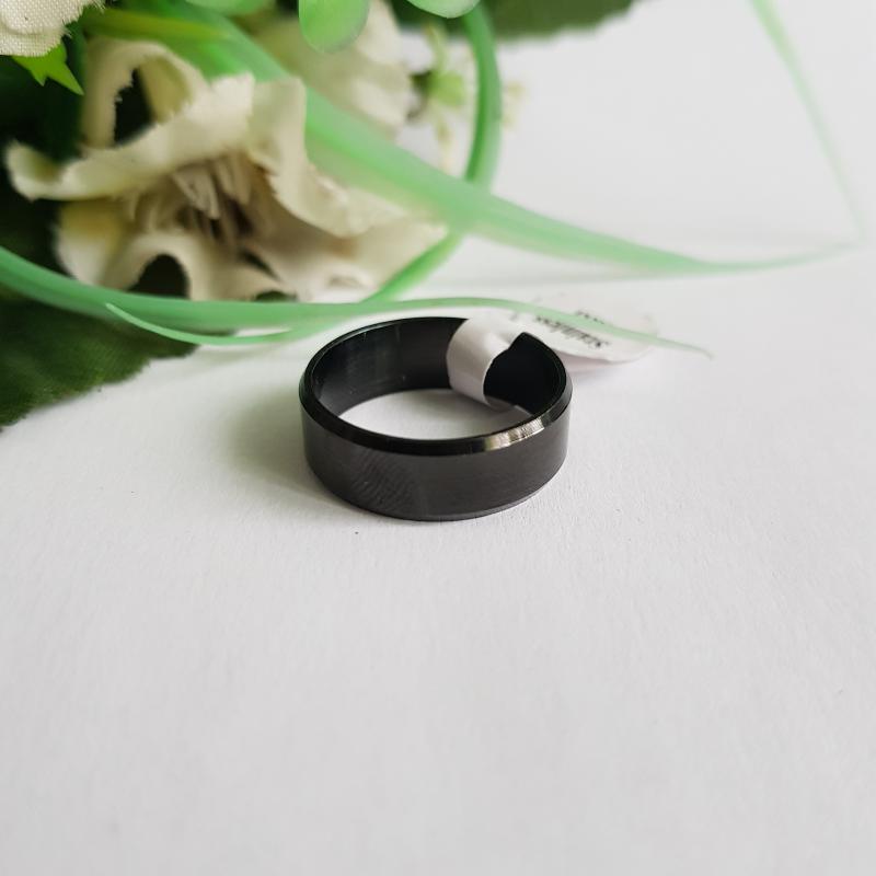 Fekete színű, csapott szélű gyűrű