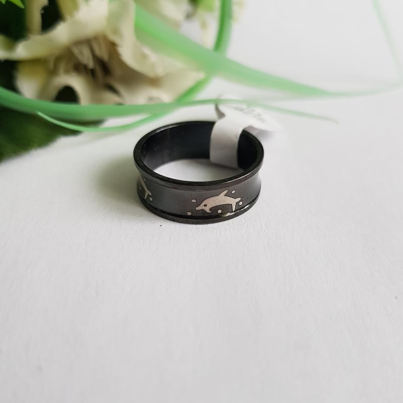 Fekete színű, delfin mintás, homorított gyűrű