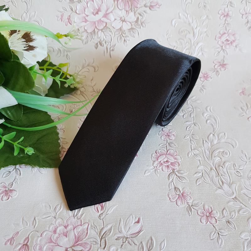 Fekete színű vékonyított szatén nyakkendő