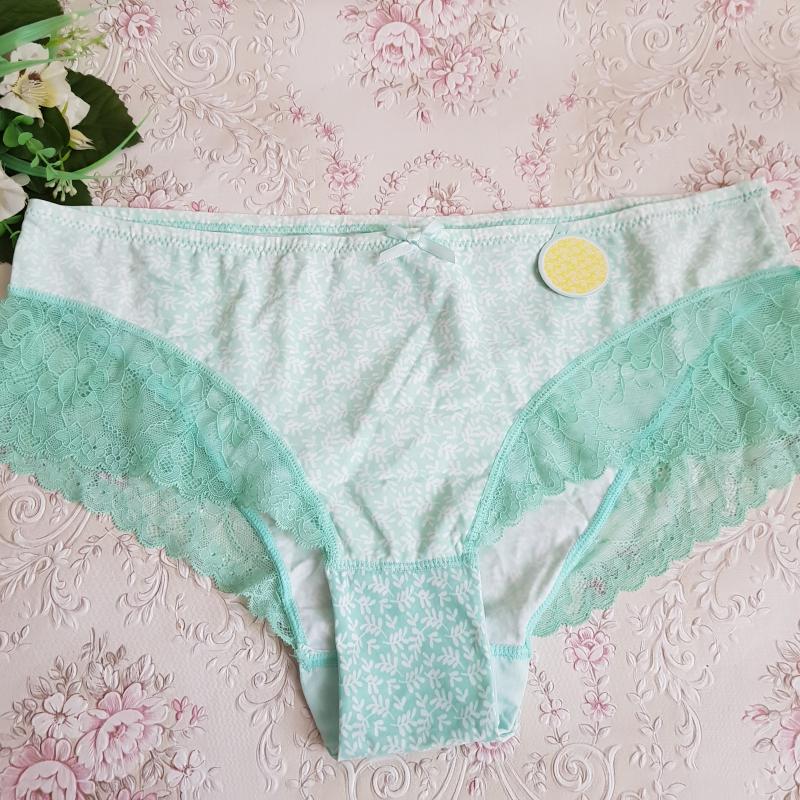 Félfrancia fazonú, zöld, csipkés bugyi