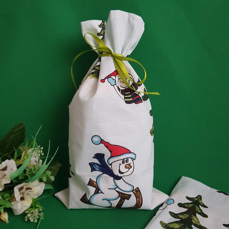 Fenyőfa és hóember mintás mikulás zsák, textil ajándéktasak