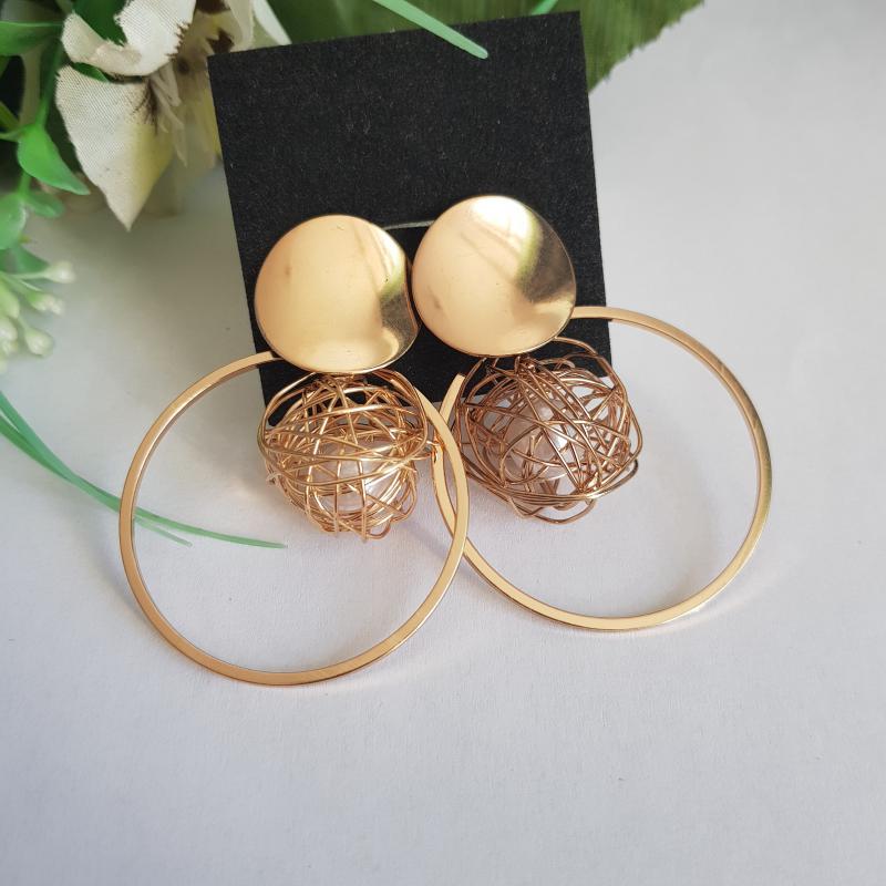 Gyönggyel díszített karika fülbevaló