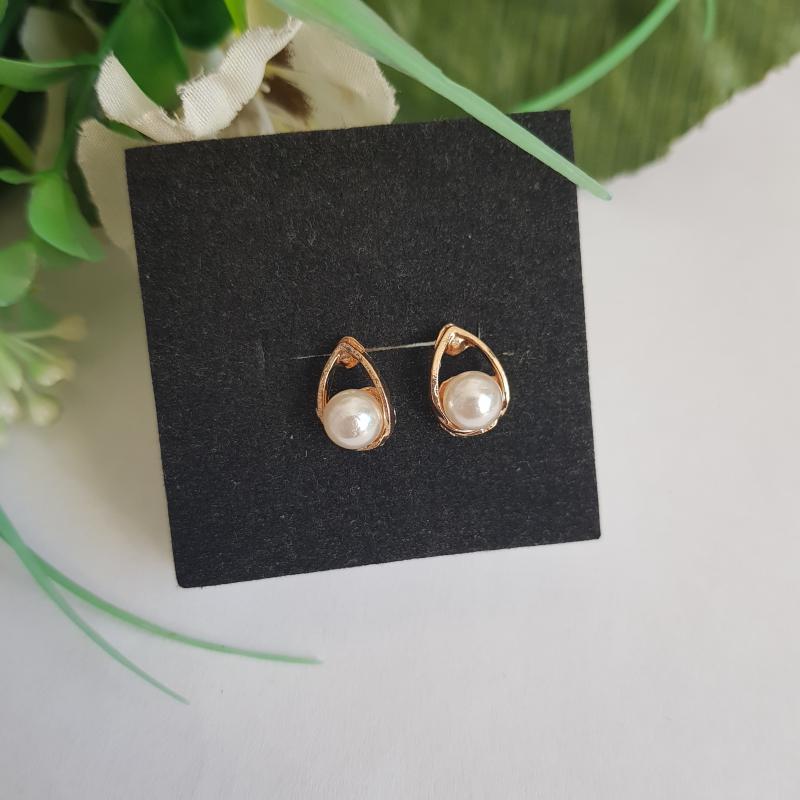 Gyöngyös, csepp alakú apró fülbevaló