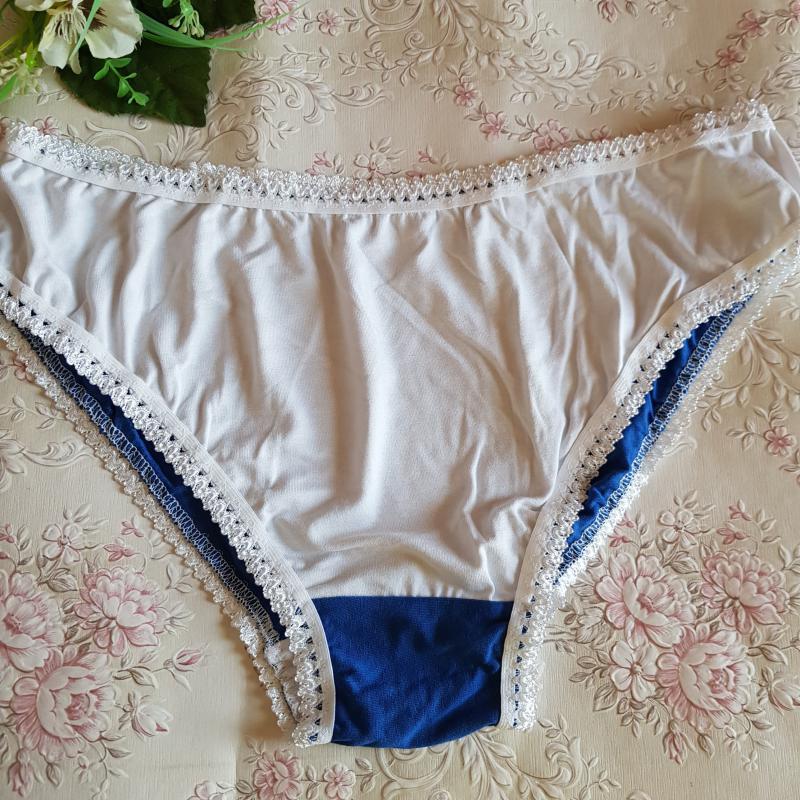 Hagyományos fazonú, fehér-királykék pamut bugyi