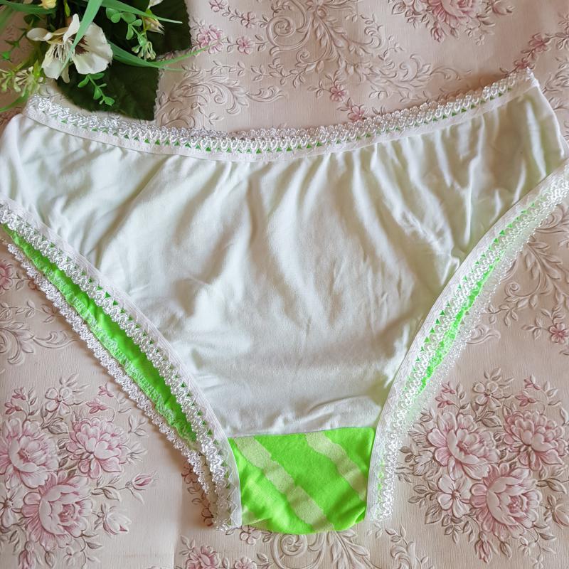 Hagyományos fazonú, fehér-zöld pamut bugyi