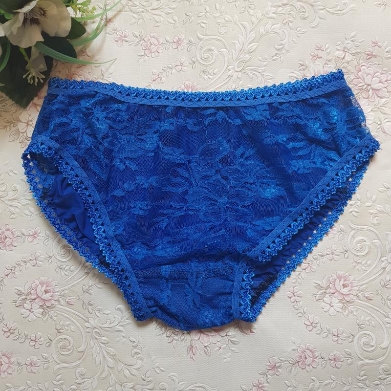 Hagyományos fazonú, királykék, csipkés pamut bugyi