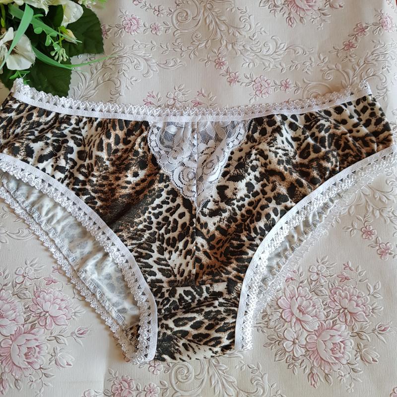 Hagyományos fazonú, párduc mintás, csipkés pamut bugyi