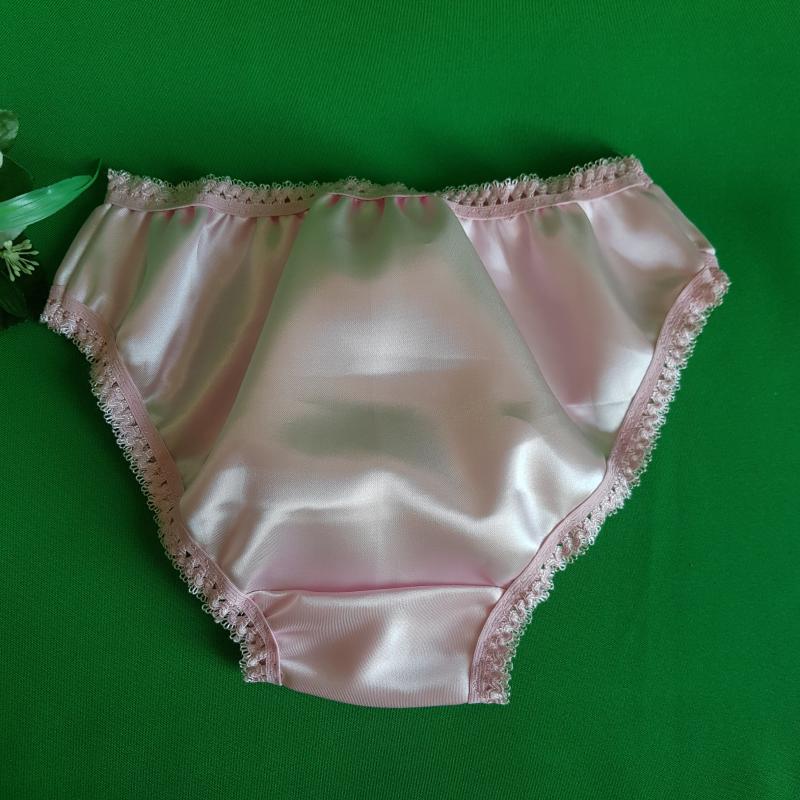 Hagyományos fazonú, rózsaszín szatén bugyi