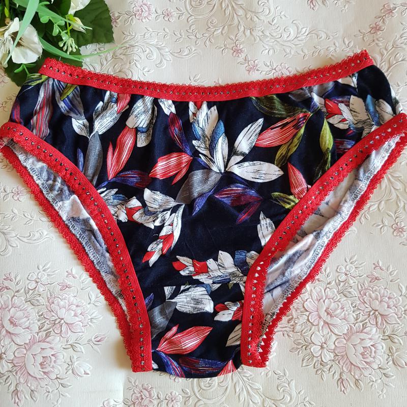 Hagyományos fazonú, virágmintás pamut bugyi