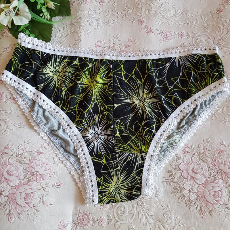 Hagyományos fazonú, virágmintás pamut bugyi