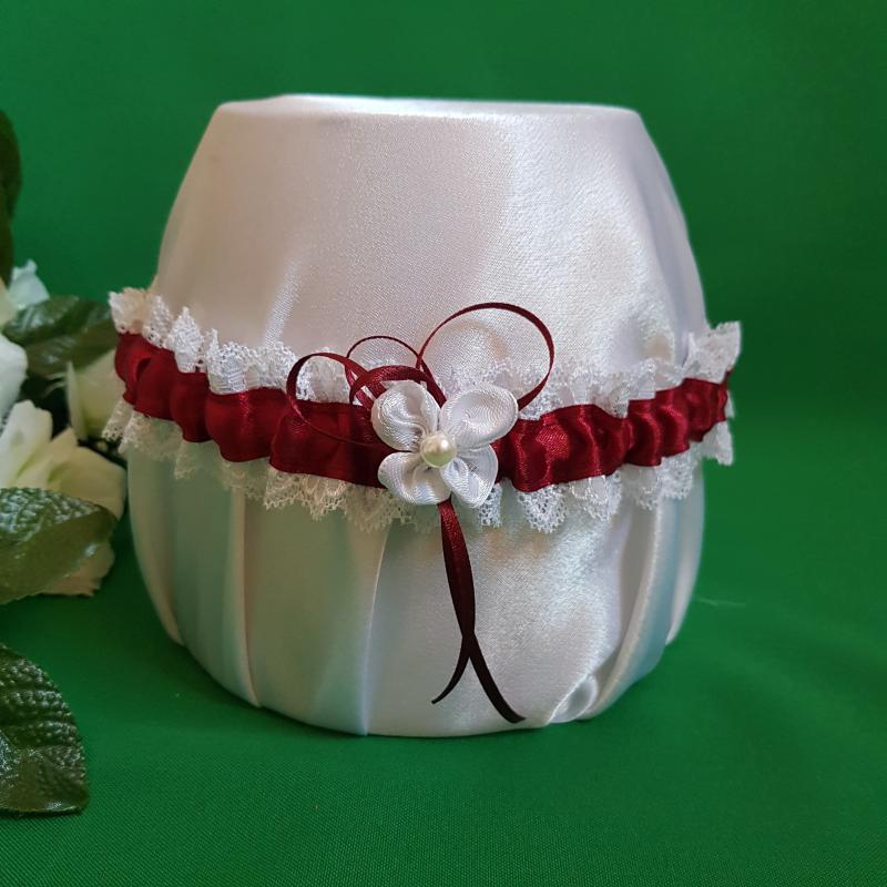 Hófehér csipkés, bordó masnis-virágos menyasszonyi harisnyakötő, combcsipke