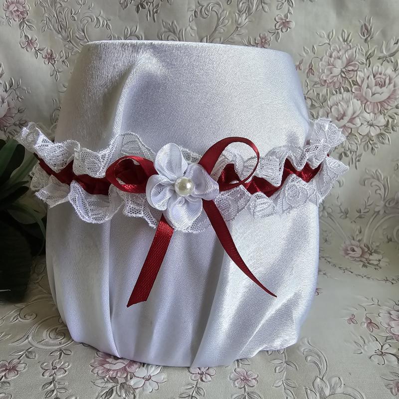 Hófehér csipkés, bordó szalagos-virágos  menyasszonyi harisnyakötő, combcsipke