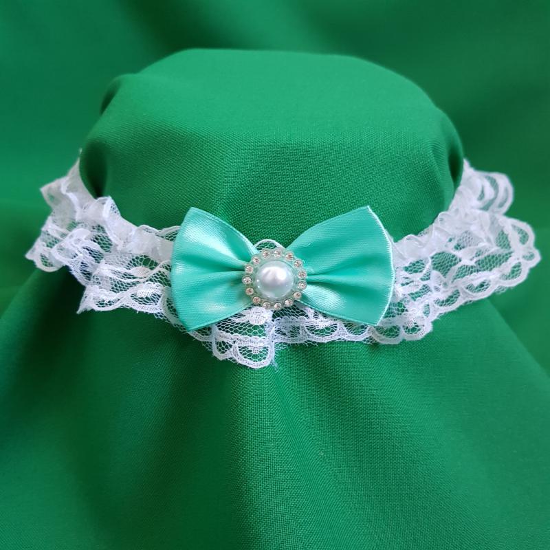 Hófehér csipkés, mentazöld masnis menyasszonyi harisnyakötő, combcsipke