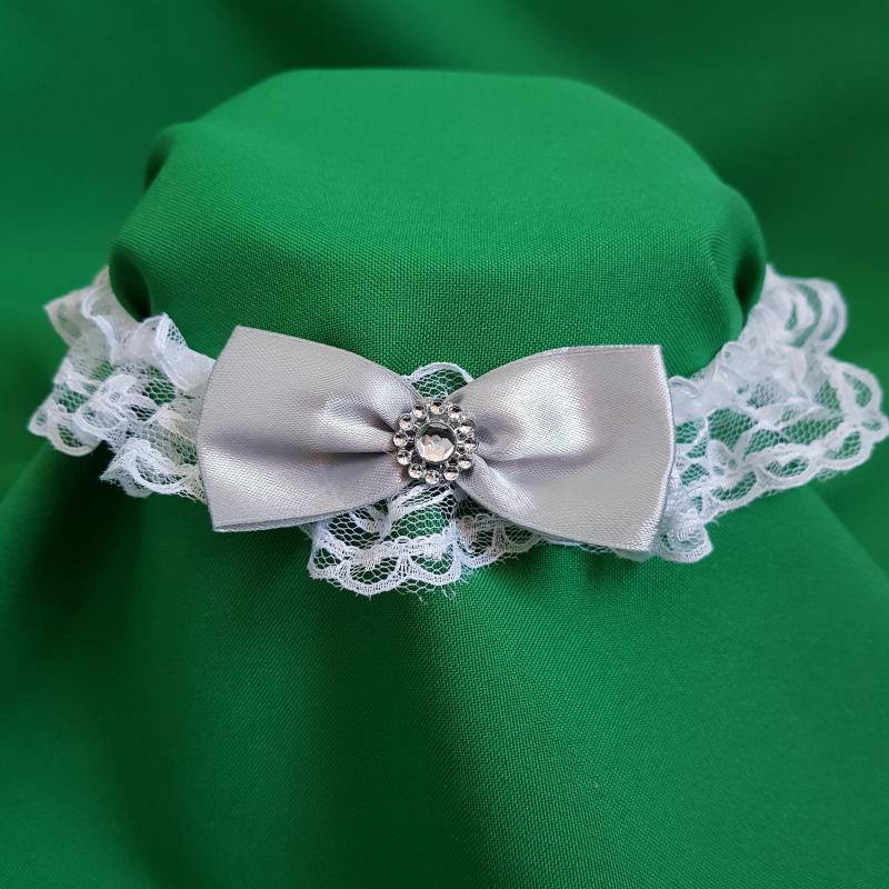 Hófehér csipkés, szürke masnis menyasszonyi harisnyakötő, combcsipke