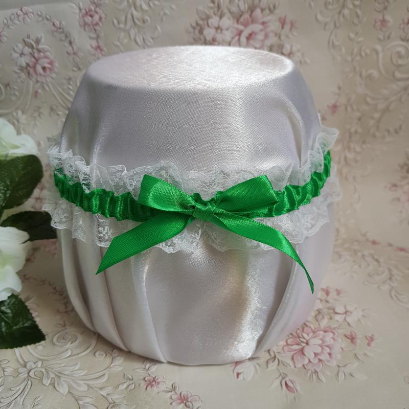 Hófehér csipkés, zöld masnis menyasszonyi harisnyakötő, combcsipke