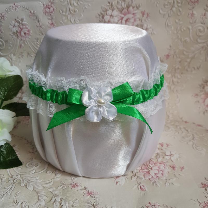 Hófehér csipkés, zöld masnis-virágos menyasszonyi harisnyakötő, combcsipke