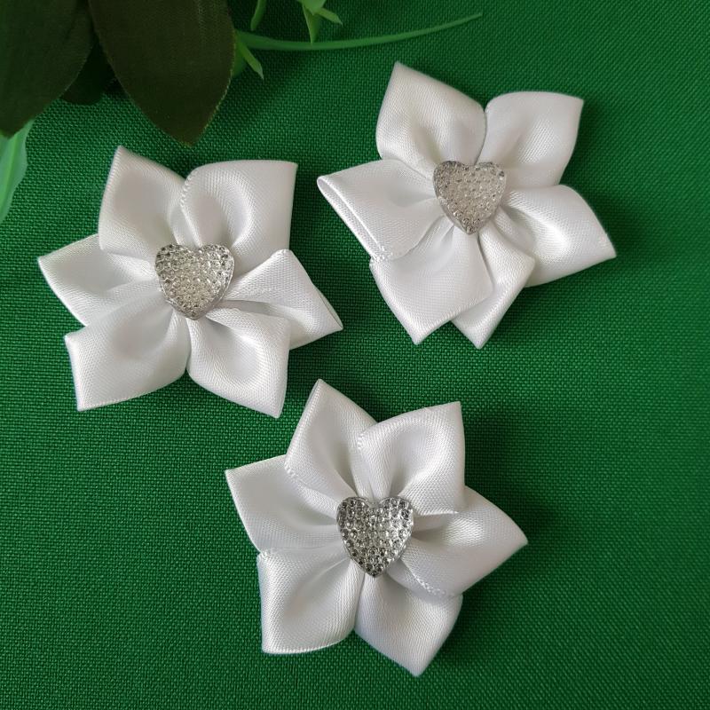 Hófehér szatén virág szív alakú, csillogó dísszel